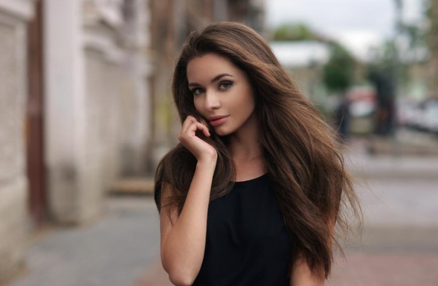 Die Haarpflege enthält Kokosöl und Keratin, die deine Mähne reparieren.