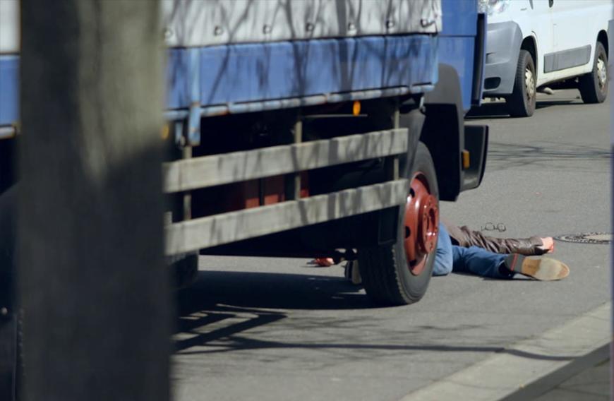 ... das für Alexander tödlich endet! Das Serien-Urgestein wird von dem Mann vor einen LKW geschubst und stirbt noch am Unfallort, während Maren sich mit Sack und Pack am Bahnhof auf ihren Partner wartet.