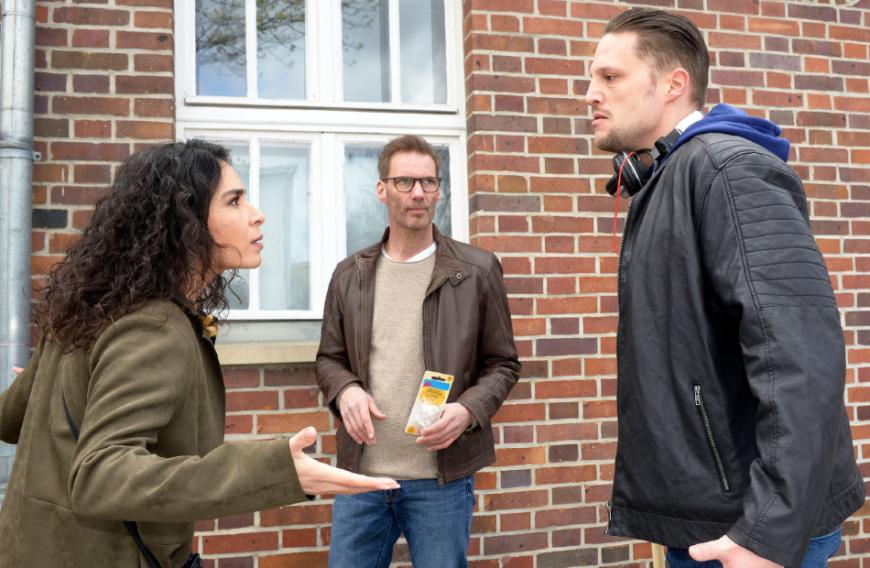 ... auf dem Weg zurück gerät Alex plötzlich in einen Streit zwischen Shirin (Gamze Senol) und einem Passanten. Trotz der Schlichtungsversuche des sympathischen Brillenträgers lässt die Cafébesitzerin einfach nicht von dem unbekannten Mann ab und provoziert ihn weiter ...