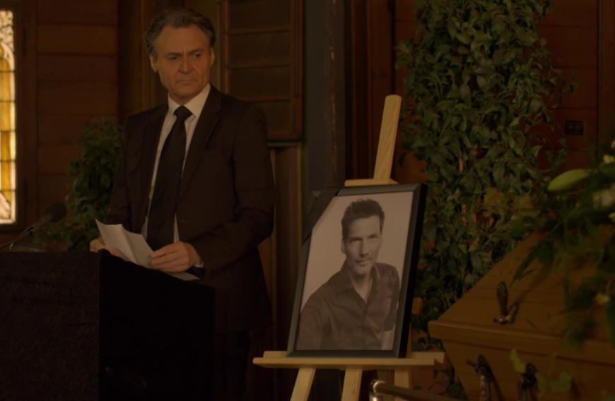 ... schließlich findet die emotionale Trauerfeier ohne Alex' große Liebe statt: Serien-BFF Joachim Gerner (Wolfgang Bahro) hält eine rührende Trauerrede, in der er sich an die lustigen und schönen Momente mit seinem besten und einzigen Freund erinnert, was nicht nur Nina (Maria Wedig) und Emily (Anne Menden) die Tränen in die Augen treibt, sondern auch den GZSZ-Zuschauern. Maren, die währenddessen schmerzhaft erkannt hat, dass Alex gestorben ist, bricht in ihrer Wohnung zusammen. Einzig und allein Katrin (Ulrike Frank) schafft es schließlich, zu ihr durchzudringen.
Die dramatischen Geschehnisse kannst du dir montags bis freitags um 19:40 Uhr bei RTL oder jederzeit bei TVNOW ansehen.