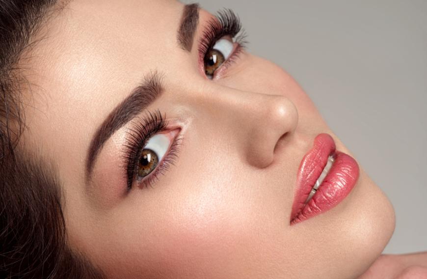Einmal lange, dichte und geschwungene Wimpern, bitte! Mit dem