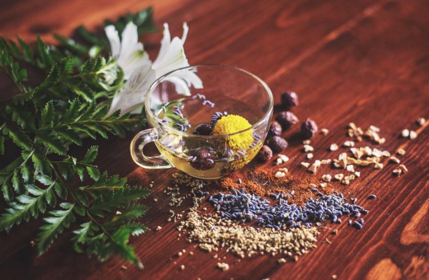 Immer mehr Menschen schwören auf Naturheilmittel. Besonders beliebt sind CBD Öl, Manuka Honig und Schwarzkümmelöl.