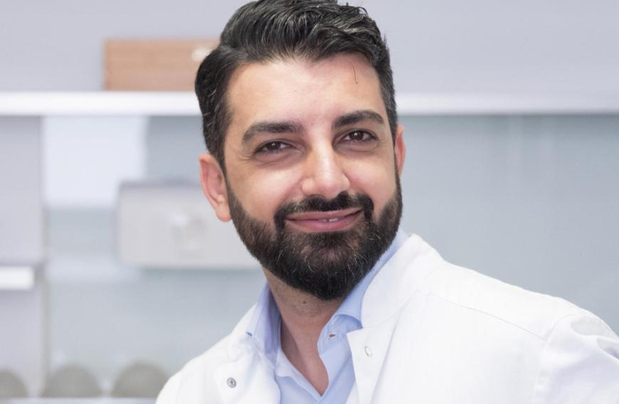 ... wie das sein kann, das erklärte Dr. Murat Daǧdelen, Dr. Murat Daǧdelen, Facharzt für Plastische und Ästhetische Chirurgie, im Gespräch mit OKmag.de und offenbarte, dass Oliver Pocher mit Botox nachhelfen ließ, um einer Narbenbildung effektiv vorzubeugen.