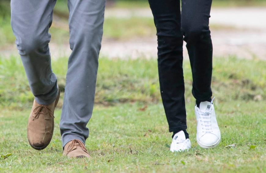 Weiße Sneaker zählen offenbar zu den Must-haves von Meghan.
