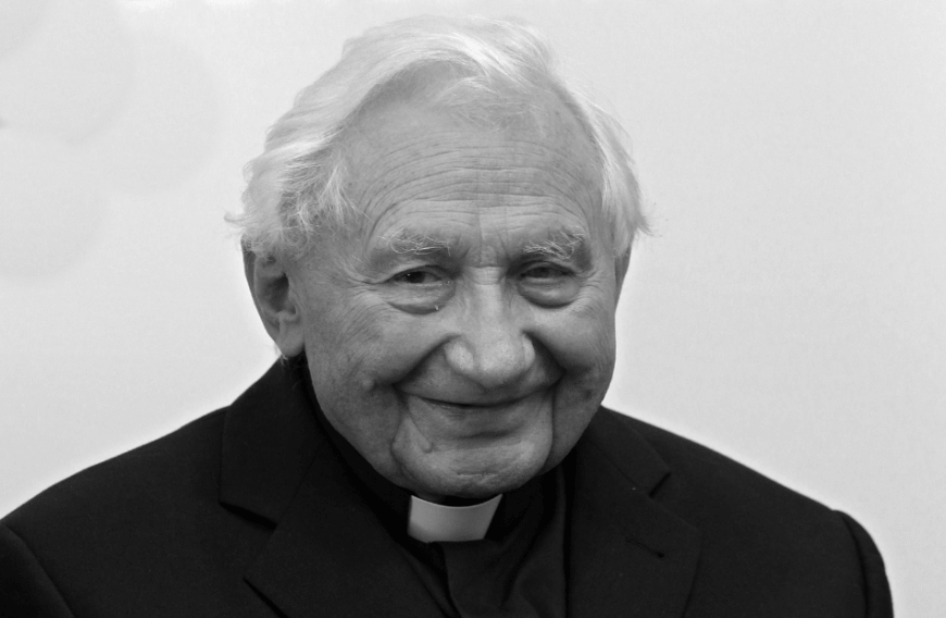 Georg Ratzinger, der Bruder des emeritierten Papstes Benedikt, ist am Mittwoch im Alter von 96 Jahren in Regensburg gestorben. Wenige Tage zuvor hatte ihn sein Bruder Joseph Ratzinger noch besucht. Nun ist er für immer eingeschlafen.