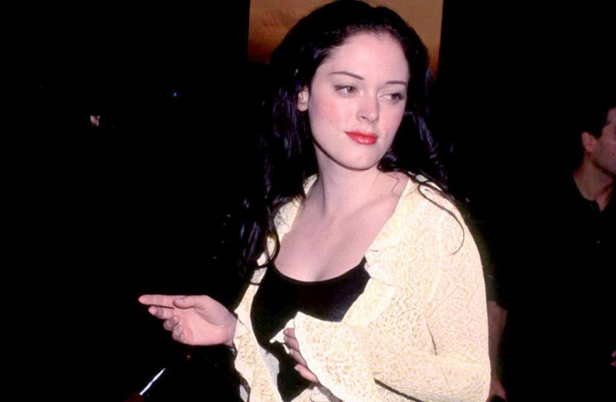 Rose McGowan
In der vierten Staffel nahm Paige Matthews den Platz von Prue ein und machte die Macht der Drei wieder komplett. 1999 sah die Schauspielerin noch SO aus und ihre Veränderung ist extrem …