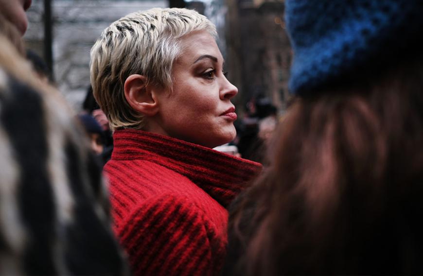 … mit kurzen blonen Haaren erkennt man Rose heute fast nicht mehr wieder.