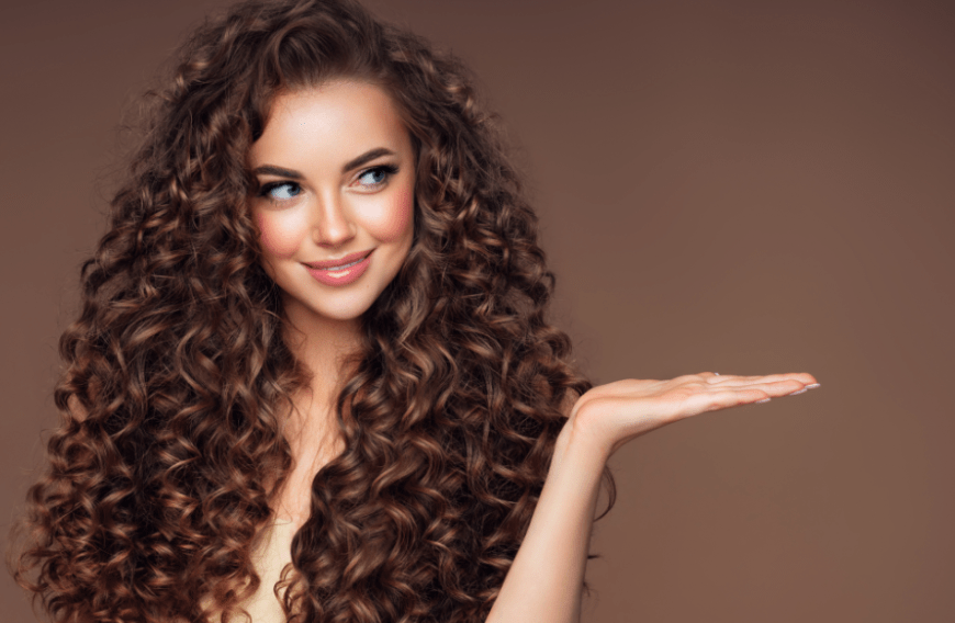 Geschmeidige, definierte Locken sind ein Traum, doch die Realität sieht meist anders aus. Das liegt aber häufig an der falschen Pflege. Die Curly Girl Methode hilft die größten Fehler zu vermeiden.