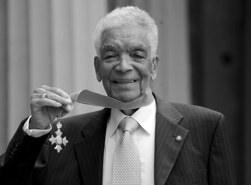 Schauspieler Earl Cameron ist am dritten Juli gestorben, wie sein Agent bekannt gab. Er schrieb als erster dunkelhäutiger Hauptdarsteller Englands Geschichte und wurde unter anderem durch den Film