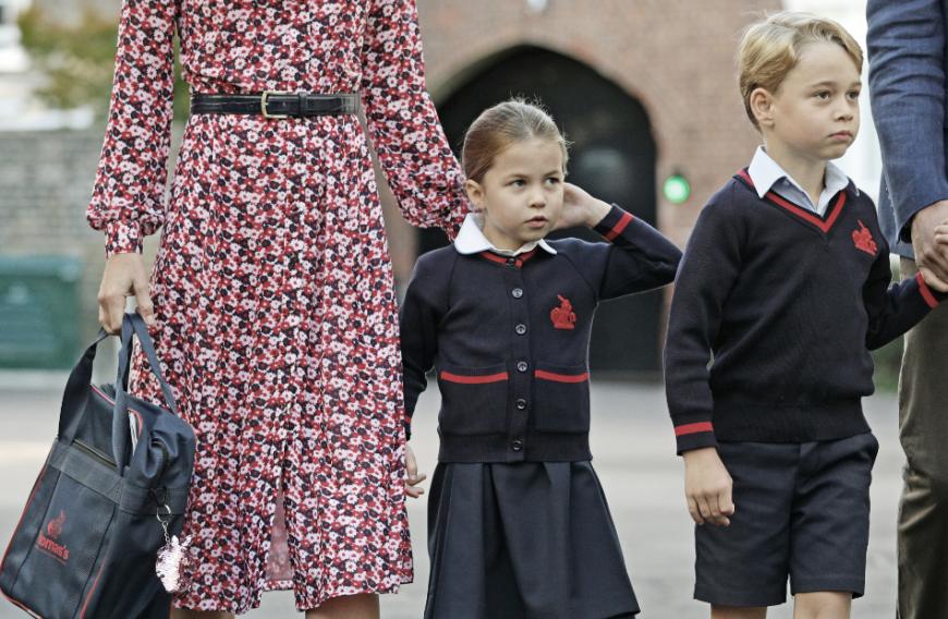 Der kleine Prinz George und seine jüngere Schwester Prinzessin Charlotte hätten klare Benimmregeln, an die sie sich halten müssten, berichtet ein Insider.