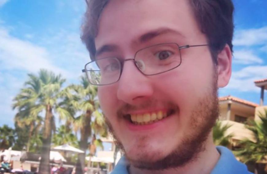 Doch der 21-Jährige soll jetzt angeblich gar kein echter Nerd sein, sondern bloß eine Rolle spielen ...