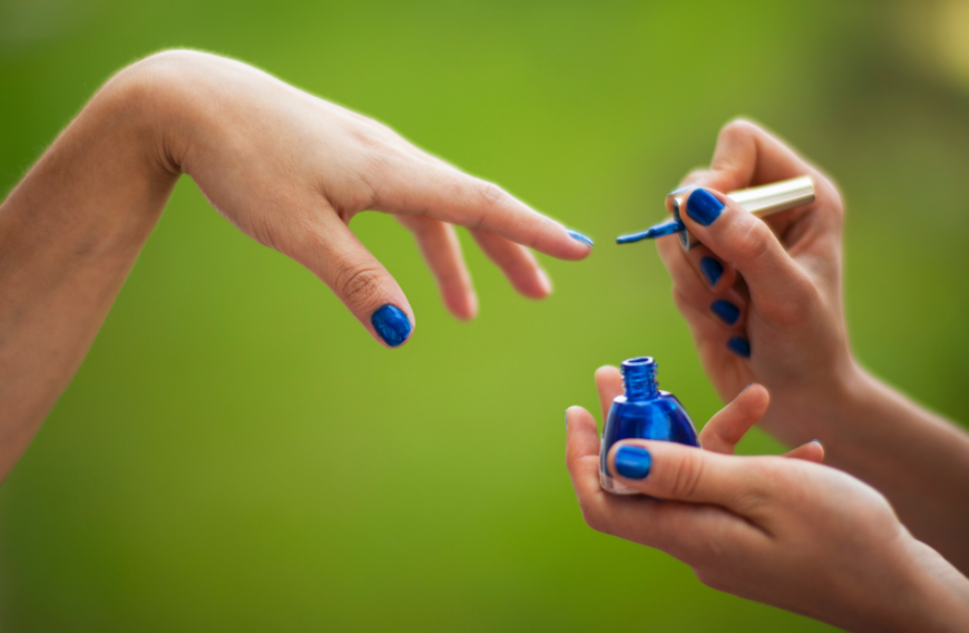 Oder du lackierst deine Nägel in DER Trendfarbe 2020: Classic Blue!