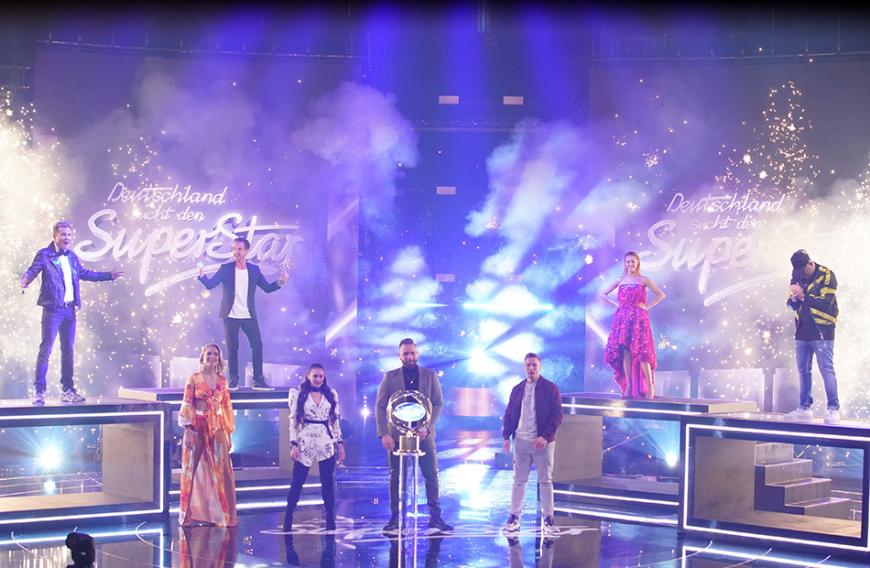 Die DSDS-Jury (v.l.) Dieter Bohlen, Florian Silbereisen, Oana Nechiti und Pietro Lombardi mit den Finalisten (v.l.) Paulina Wagner, Chiara D’Amico, Joshua Tappe und Ramon Roselly.
