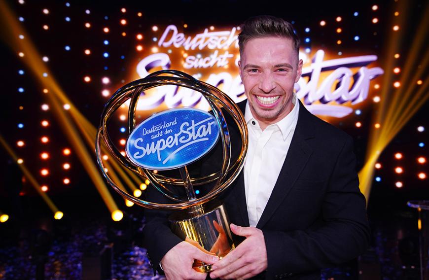 Ramon Roselly mit seinem DSDS-Siegerpokal.