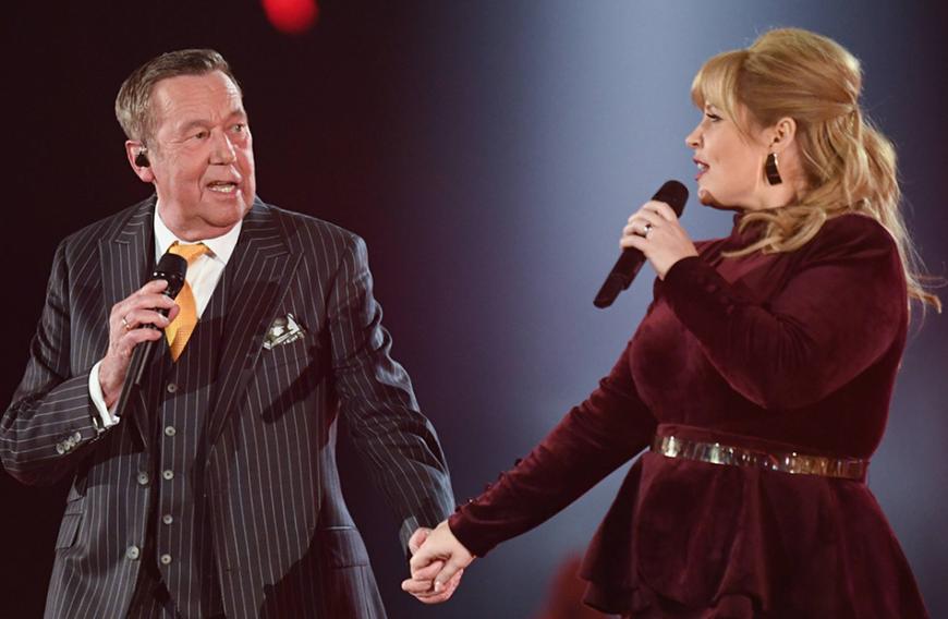 Roland Kaiser und Maite Kelly halten auf der Bühne Händchen. Viele vermuten, zwischen den beiden läuft mehr als nur Musik.