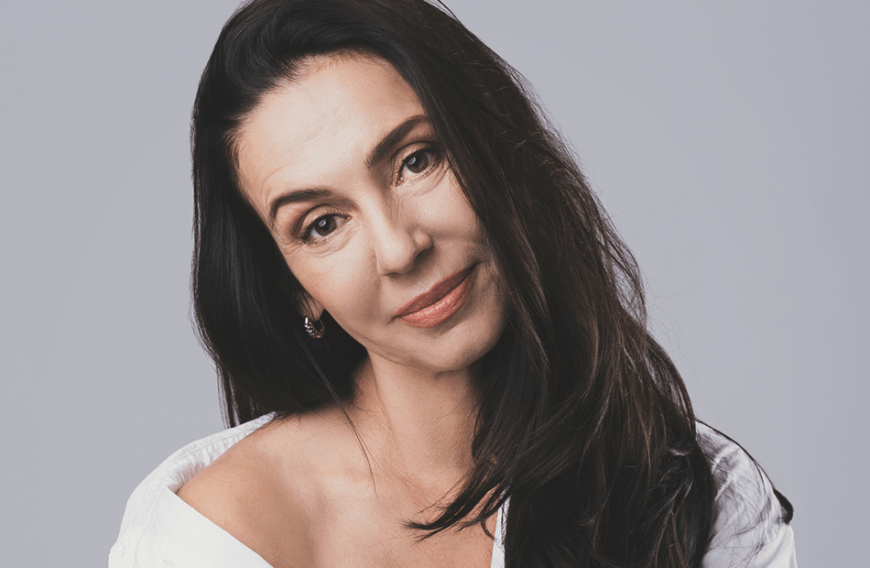 Hyaluronsäure gilt als einer der effektivsten Faltenkiller in Anti-Aging-Produkten. Ein bestimmtes Serum soll besonders wirkungsvoll sein.