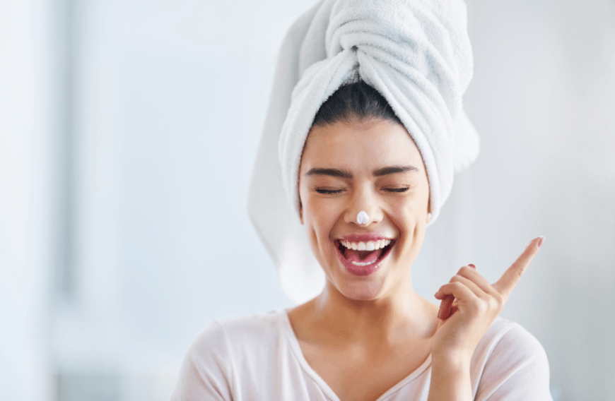 Für eine Anti-Aging-Creme möchtest du nicht zu tief in den Geldbeutel greifen? Musst du auch nicht! Es gibt nämlich auch effekitve Produkte aus der Drogerie ...