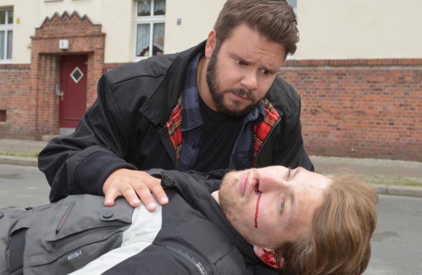 Diese Szenen waren für die GZSZ-Fans nicht leicht zu verkraften: Serien-Liebling Raúl Richter alias Dominik Gerner verunglückte mit seinem Motorrad schwer ...