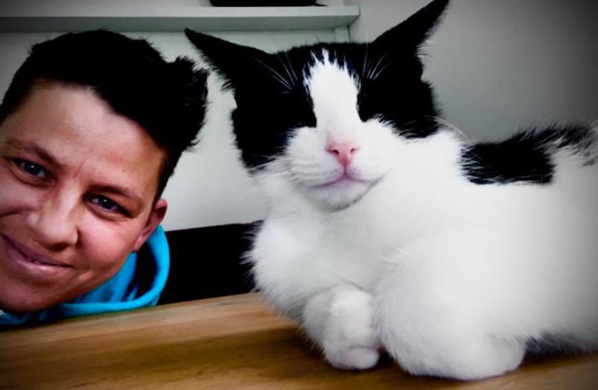 Kerstin Ott mit ihrem Kater Butschi. Die Sängerin ist sehr tierlieb.