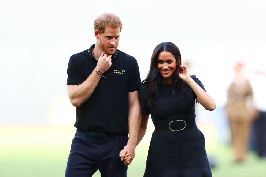 Harrys Dilemma Der Prinz ist zwischen den Fronten: Dass seine geliebte Frau öffentlich die Krone angreift, bringt ihn in eine schwierige Situation.