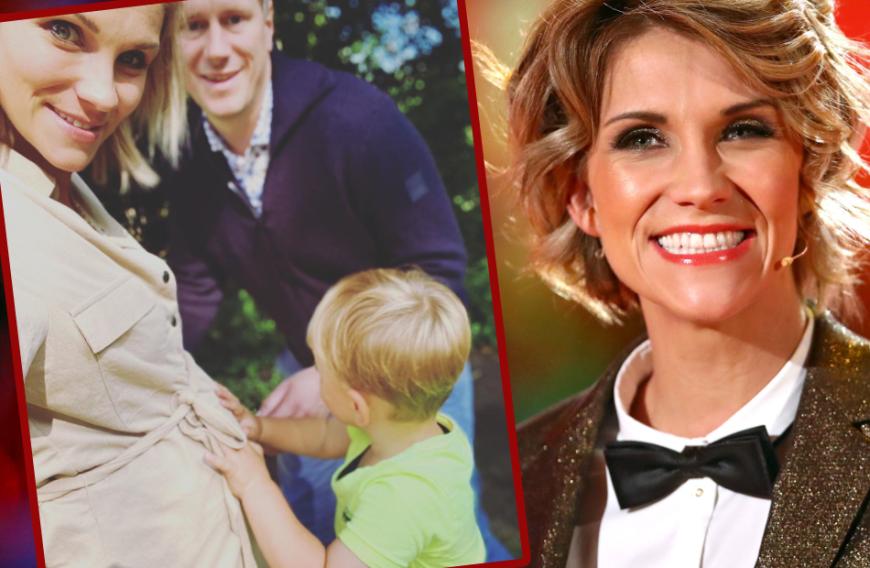 Was für ein schöner Familien-Schnappschuss von Anna-Maria Zimmermann, ihrem Ehemamnn und Söhnchen Matti, der liebevoll seine Hände auf den Babybauch seiner Mutter gelegt hat. Zu dem niedlichen Foto schrieb die Schlagersängerin: