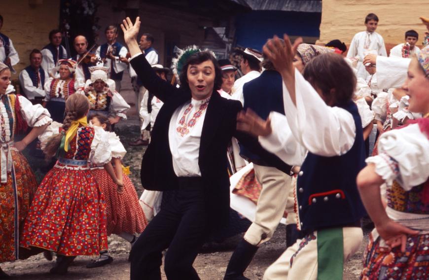 Karel Gott gibt 1974 in einer deutschen TV-Show einen böhmischen Tänzer.