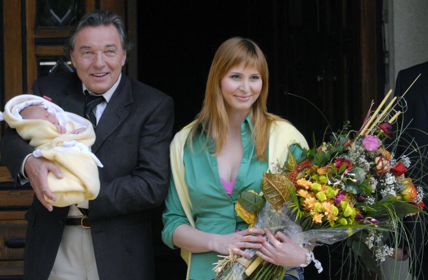 Karel Gott mit Ehefrau Ivana und ihrem neugeborenen Töchterchen Charlotte 2006.