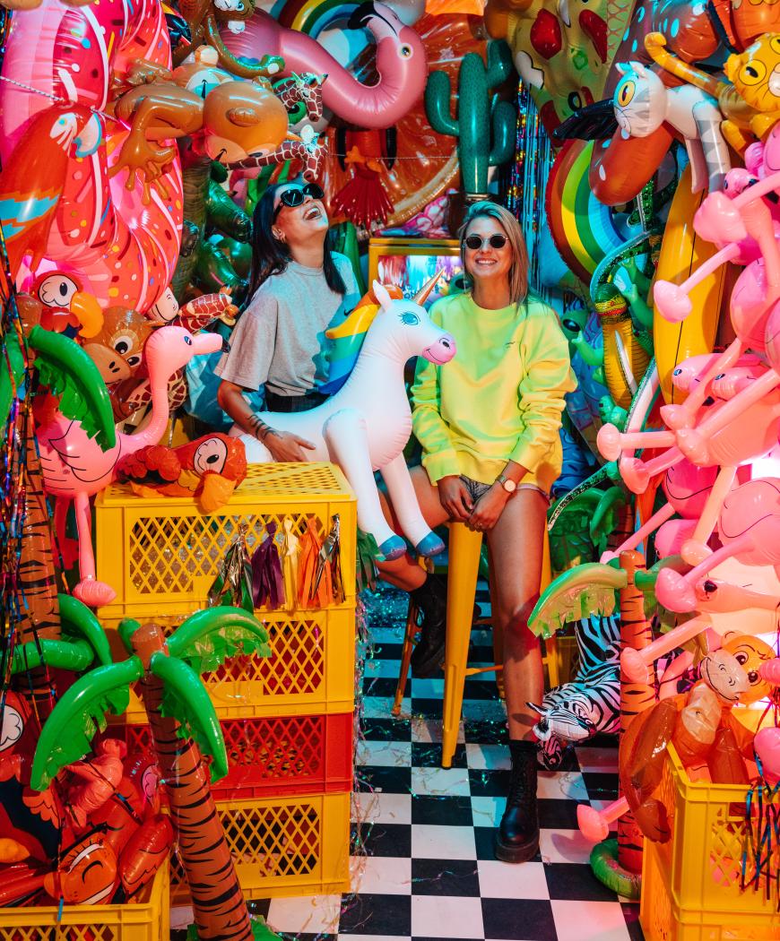 Spaß wie auf einem Festival: Über 20 Exponate locken seit Mai die Besucher nach Berlin-Mitte. Auch Stars und Influencer feiern die Location.