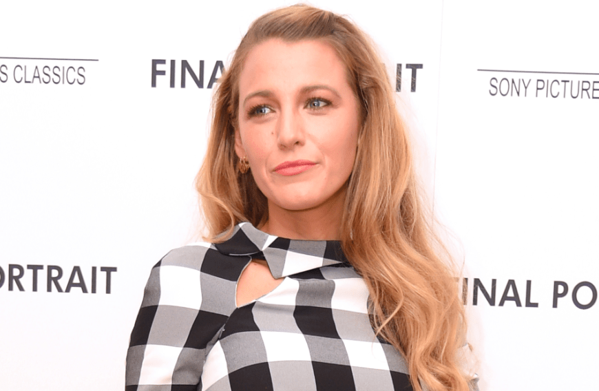 Blake Lively schützt ihr Honigblond vor Chlorwasser, in dem sie es erst mit einer Spülung wäscht und anschließend shampooniert.