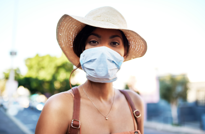 Aufgrund der Corona-Pandemie herrscht eine Maskenpflicht. Zwar ist der Mund-Nasen-Schutz enorm wichtig, um das Virus einzudämmen, nur leider klagen auch immer mehr Leute über Unreinheiten.