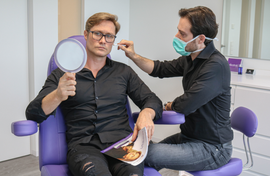 Nico Schwanz hat es wieder getan: Beim Schönheitschirurgen Dr. Djalaei hat er sich das Kinn mithilfe der