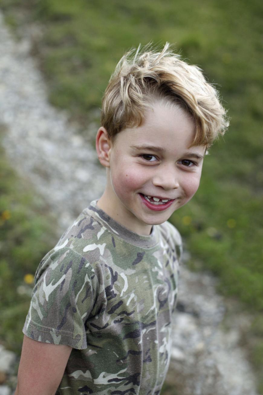 Unglaublich, aber wahr: Der kleine Prinz George feiert am 22. Juli schon seinen 7. Geburtstag! Mittlerweile ist es schon zur Tradition geworden, dass Prinz William und Herzogin Kate zu den Ehrentagen ihrer Kinder zuckersüße, neue Schnappschüsse veröffentlichen. Während der Mini-Royal hier mit seiner niedlichen Zahnlücke in die Kamera strahlt ...