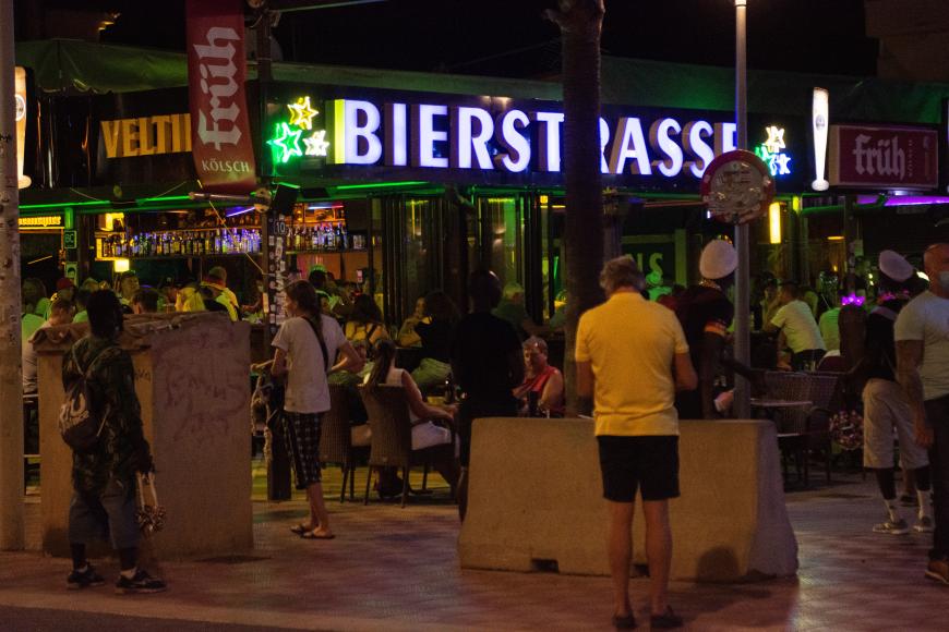 Weil sich viele Touristen nicht an die Corona-Regeln gehalten haben, wurde sowohl die Bier- als auch die Schinkenstraße in El Arenal letzte Woche für zwei Monate gesperrt.