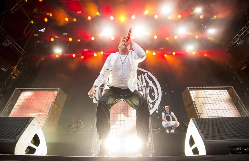Dass Gzuz mit seiner Straßenbande auch auf einer ganz großen Bühne auftreten kann, hat er wie hier auf dem Rock am Ring-Festival am Nürburgring bewiesen.