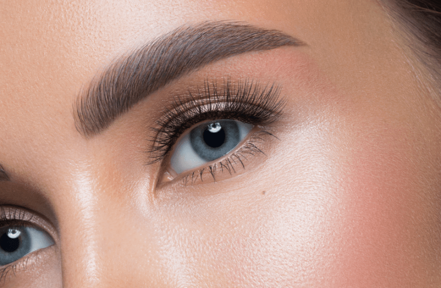 Mit einer Mascara können wir unsere Wimpern betonen – und mit einem Produkt kann der Effekt noch mal verstärkt werden ...