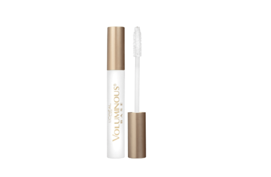 Ein Mascara-Primer ist ideal, um das Maximum aus deiner Wimperntusche herauszuholen. Unser Tipp: die