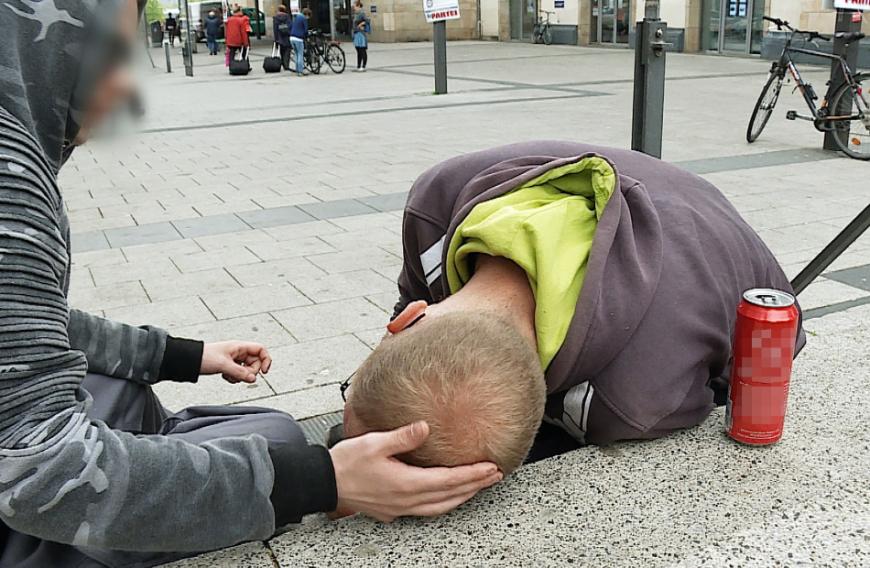 Wie das, von Heiko aus Kiel: Er ist seit Jahren schwer abhängig von Drogen und Alkohol. Das Kamerateam begleitet ihn Tag und Nacht, nüchtern ist er dabei selten.