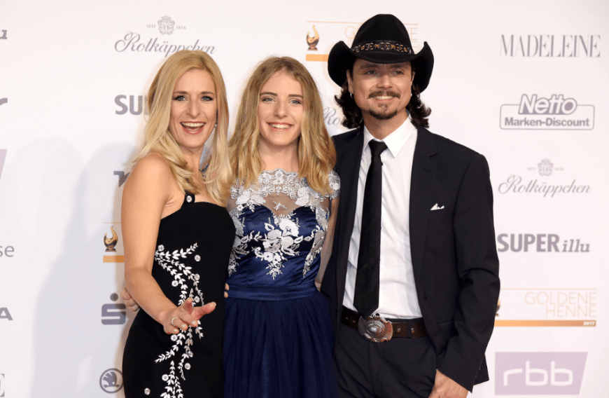 Mama Stefanie, Stief-Papa Lanny und die 18-Jährige sind auf der Bühne und auch privat ein tolles Team.