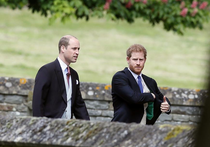 Dieses Geheimnis tieb angeblich einen ersten Keil zwischen den 35-Jährigen und seinen Bruder, Prinz William.