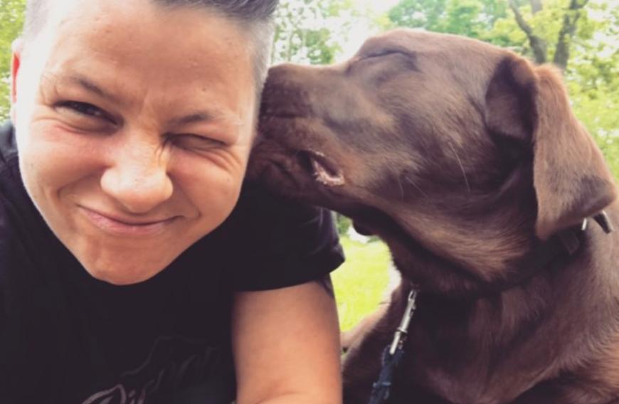 Die Rede ist von Vierbeiner Jakob. 2019 entschieden sich Kerstin und ihre Frau, den tauben Labrador aufzunehmen, doch die Erziehung des gehörlosen Vierbeiners zerrte an den Nerven der beiden.