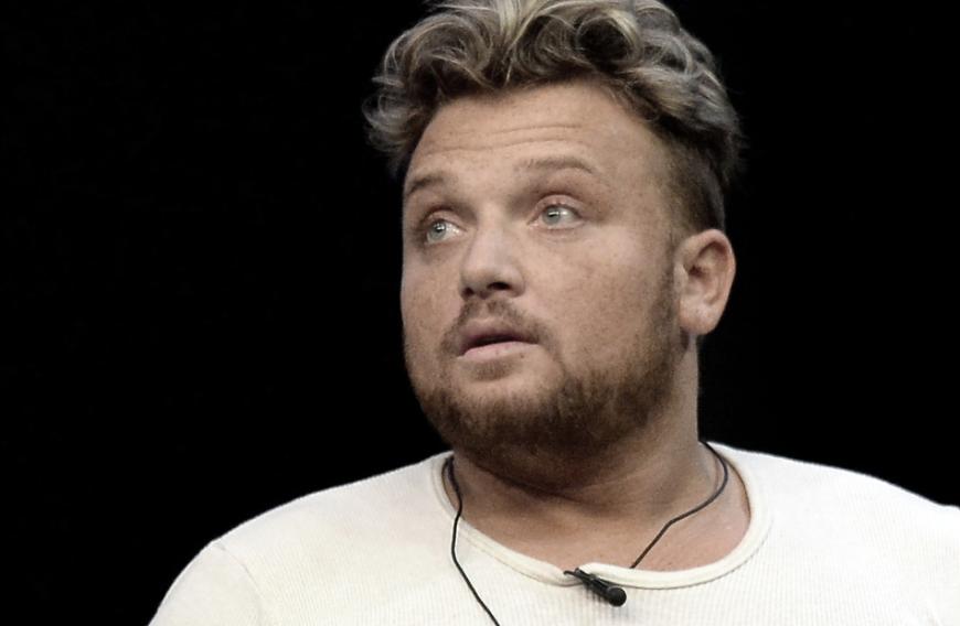 Seit Wochen hält Menowin Fröhlich seine Fans mit besorgniserregenden Nachrichten auf Trab.