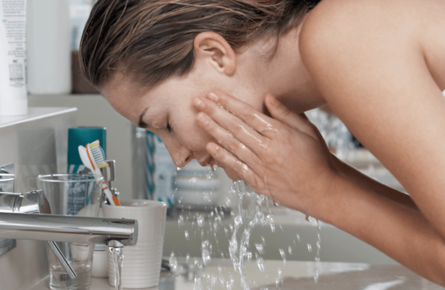 Schon bei der Gesichtsreinigung können wir erste Anti-Aging-Maßnahmen ergreifen und Falten entgegenzuwirken.