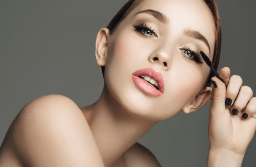 Eine beliebte Mascara begeistert uns nun mit einer neuen Formel, die unsere Wimpern mit Hagebuttenöl pflegt und definiert!