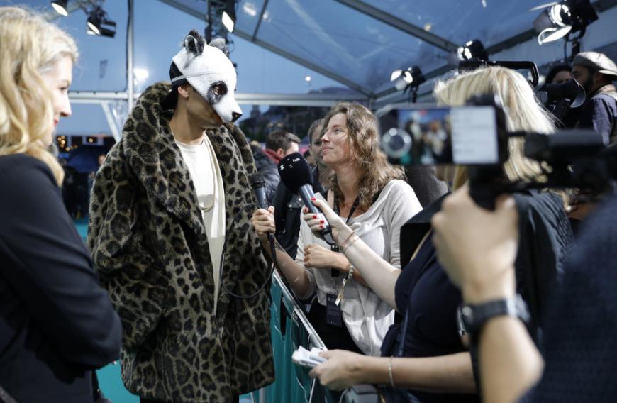 Spätestens seit 2012 ist der Musiker als der Mann mit der Pandamaske bekannt.