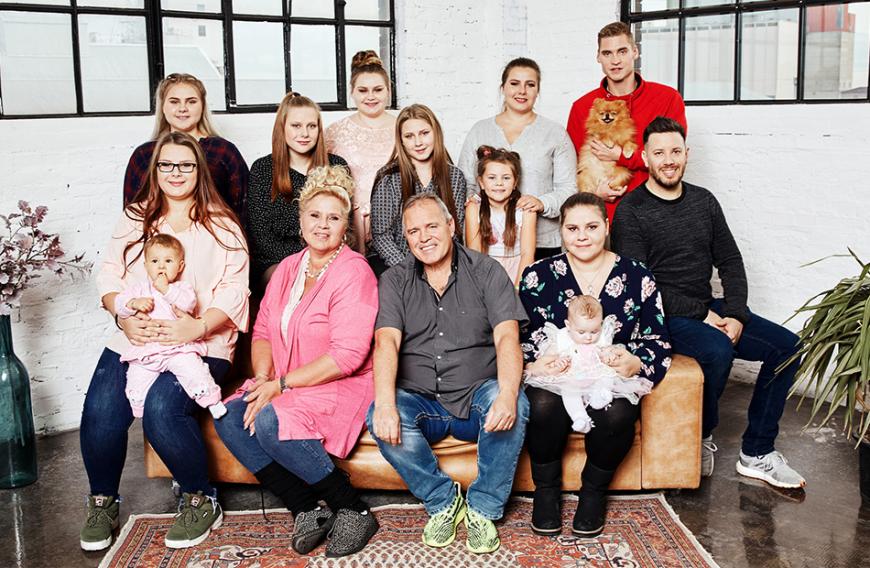 Estefania musste die Schmerzen nicht alleine ertragen. Ihre Familie unterstütze sie beim Tätowierer.