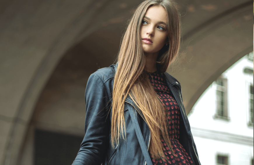 Lange, gesunde Haare wünschen sich viele Frauen. Doch das ständige Färben und Stylen kann sie kaputt machen ... Schluss damit!