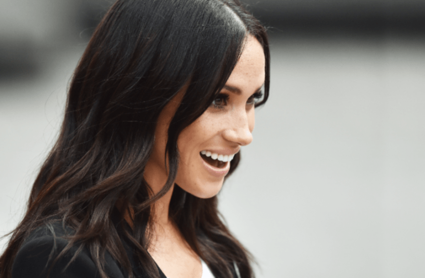 "Für Meghan ist die Haarpflege ein Prozess, dem sie wie ein Ritual folgt", heißt es aus dem Umfeld der Beauty.