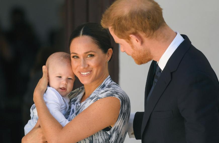 Prinz Harry scheint wenig begeistert zu sein – er hätte viel lieber wieder eine kleine Feier für Meghan und den gemeinsamen Sohn Archie bei ihnen in der Mietvilla ausgerichtet.