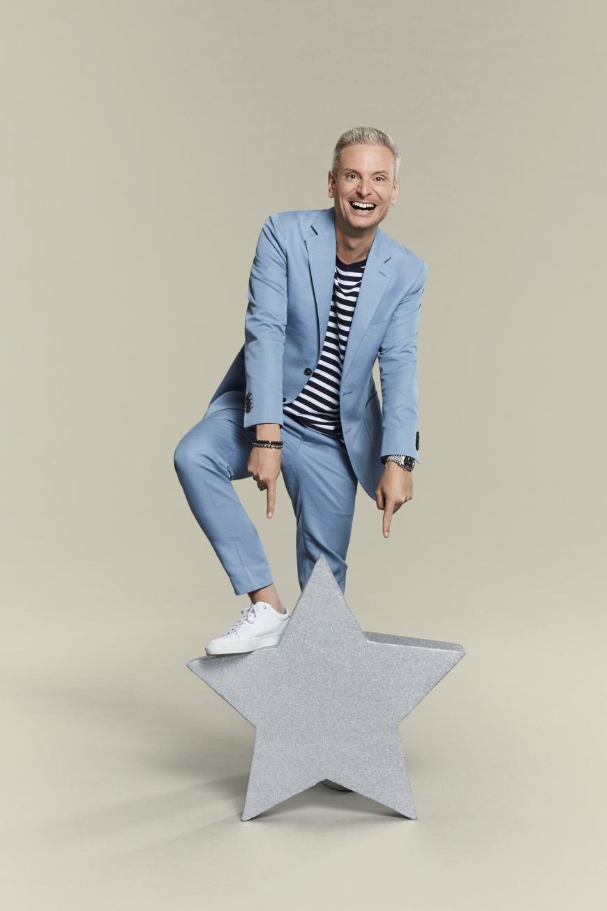 Teleshopping-Moderator Sascha Heyna, 45
Nach unterschiedlichen Jobs als TV-Journalist und Redakteur startet Sascha Heyna 2001 seine steile Karriere vor der Kamera und beginnt beim Shoppingsender QVC. Der gebürtige Nürnberger wird wegen seiner uneitlen und offenen Art, gepaart mit viel Entertainment, von seinen Fans gefeiert. Durch seine Freundin Isabel Varell kommt der 45-Jährige mit der Schlagerwelt in Berührung. Die Sängerin überzeugt den leidenschaftlichen Schlagerfan, es selbst einmal auf der Bühne zu versuchen – mit Erfolg. Sechs Schlageralben und eigene große Tourneen folgen. Doch im Leben des stets gutgelaunten Entertainers gab es auch schwere Zeiten. Durch eine lange und schwere Krankheit seiner geliebten Großmutter beschäftigt er sich intensiv mit der Altenpflege. Aus diesem Grund betreibt der Wahlkölner seit sechs Jahren seinen eigenen Pflege- und Betreuungsdienst. Wie wird sich Sascha jetzt in der Welt von