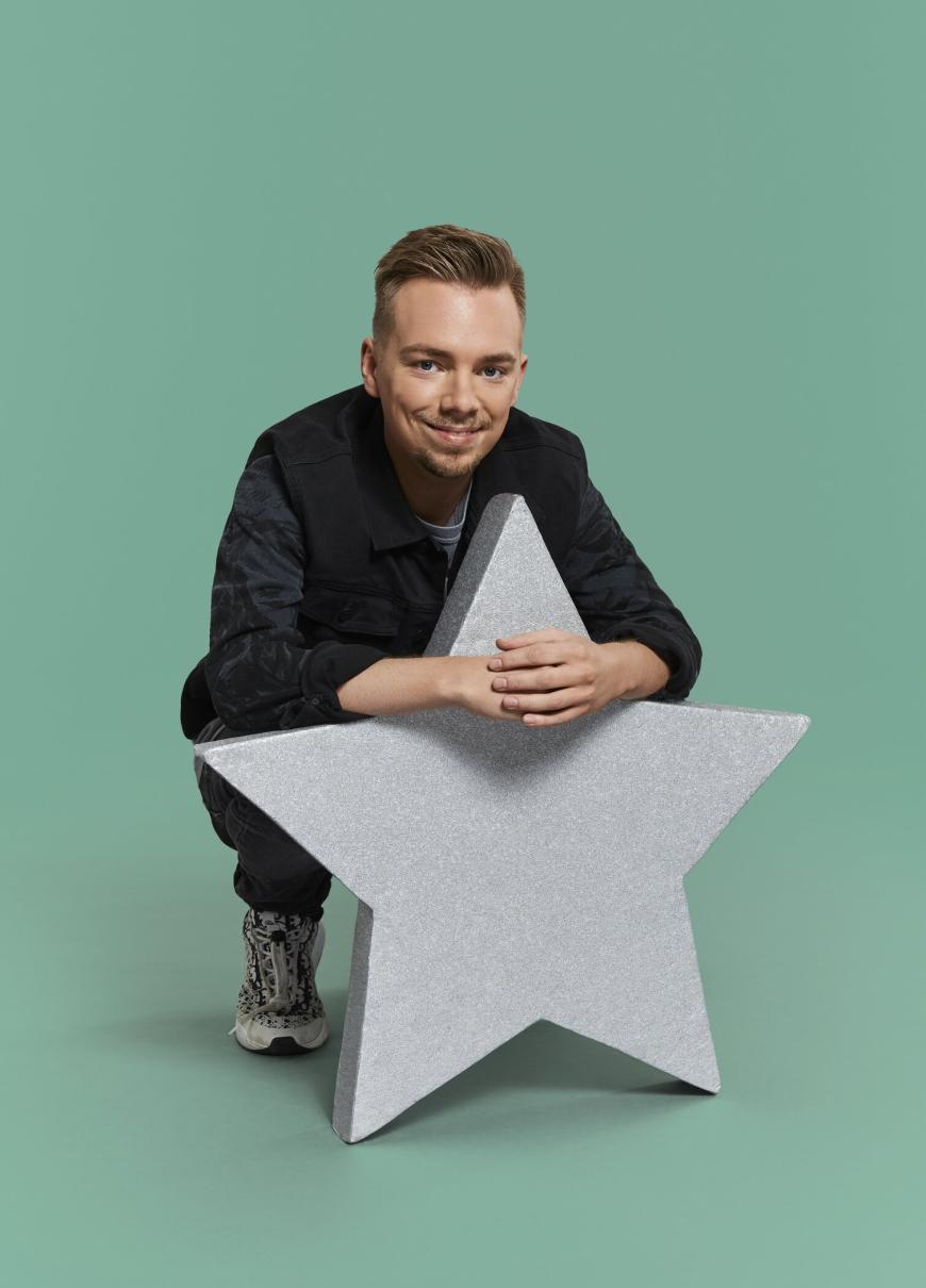 Social-Media-Star Udo Bönstrup, 25
Facebook, Instagram und YouTube – das ist die Welt von Udo Bönstrup. Angefangen hat alles mit der Imitation eines westfälischen Rentners aus der Nachkriegszeit. In seinen Videos widmet sich der 25-Jährige in seiner Rolle der heutigen Jugend und regt sich auch schon mal über die Frauen im Straßenverkehr auf. Mit seinen Prank-Videos macht er sich nicht nur Freunde. Für einen Anruf bei der NPD, bei der er sich als Parteimitglied ausgab, bekam er sogar Morddrohungen. Auch die Influencer-Szene ist vor dem Social-Media-Star nicht sicher. In einer Rubrik kommentiert er die kuriosesten und peinlichsten Momente aus dem Netz. Jetzt wagt sich Udo Bönstrup aus der Welt des Internets heraus und präsentiert sich bei